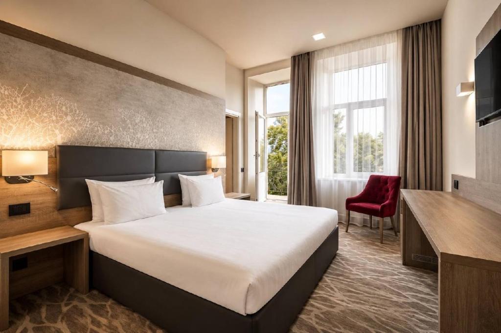 Superior Room with Balcony — City Center View